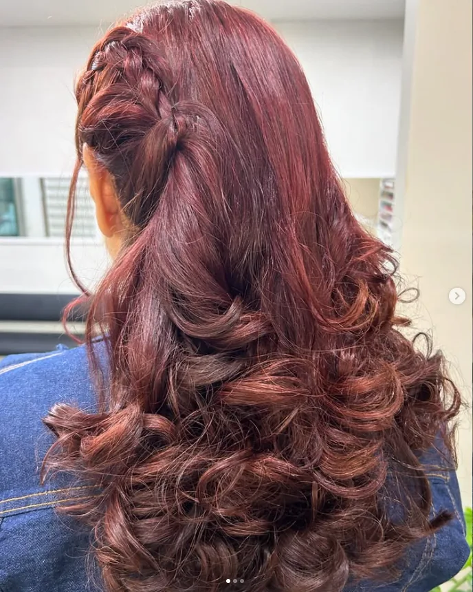 Penteado com cabelo ruivo e cachos
