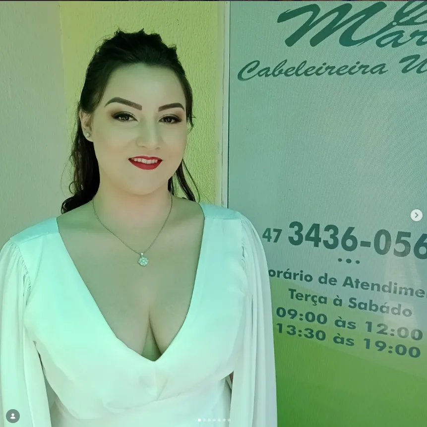 Cliente produzida em frente ao Mary Cabeleireira Unissex